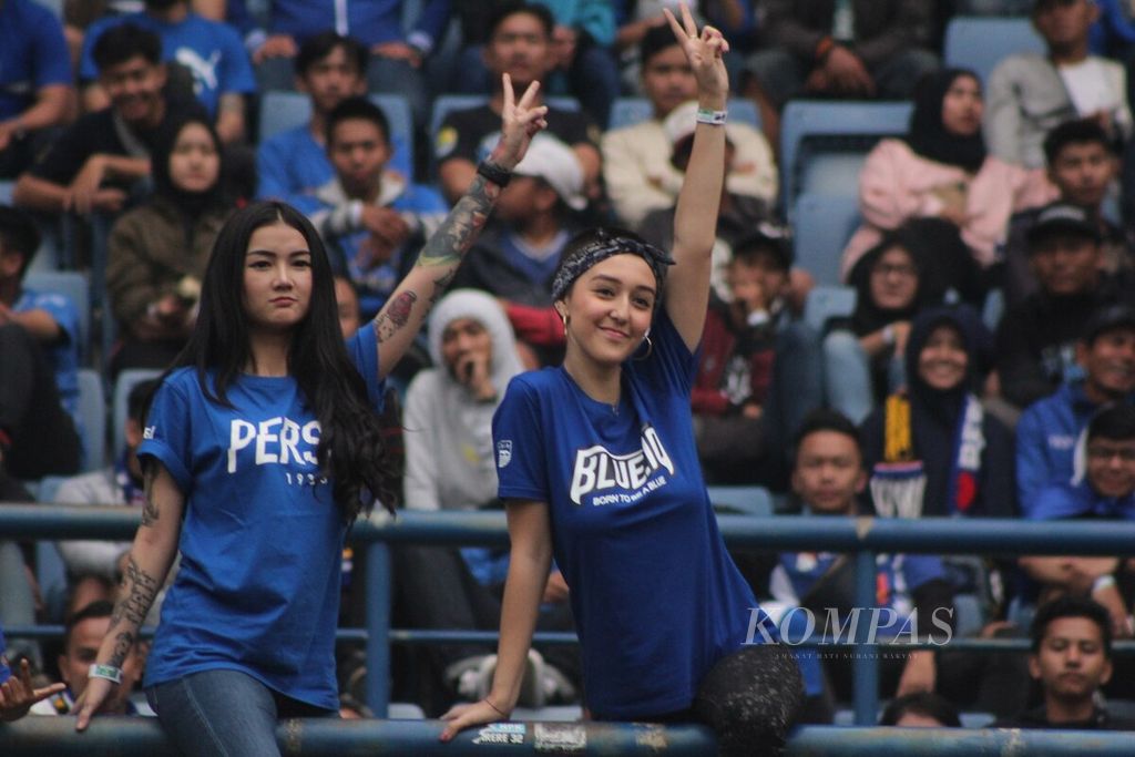 Dua wanita pendukung Persib Bandung menyaksikan pertandingan Liga 1 saat melawan PS Tira di Stadion Gelora Bandung Lautan Api, Kota Bandung, Jawa Barat, Senin (26/3). Pertandingan tersebut berakhir imbang 1-1. 