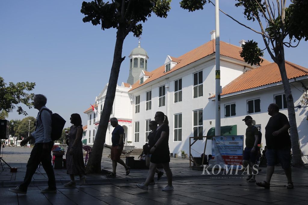 Wisatawan mancanegara (wisman) mengunjungi Taman Fatahillah yang merupakan salah satu destinasi wisata di Jakarta, Senin (25/9/2023). 