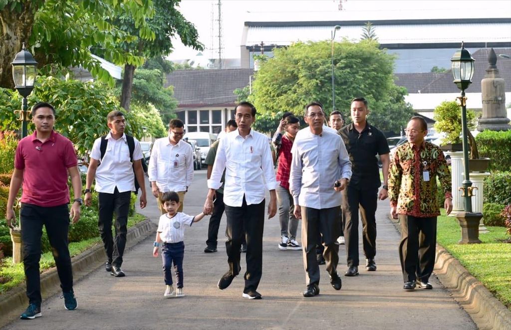 Presiden Joko Widodo didampingi putra sulungnya, Gibran Rakabuming Raka, dan cucunya, Jan Ethes, bersilaturahmi dengan warga Yogyakarta, Kamis (6/6/2019) sore.