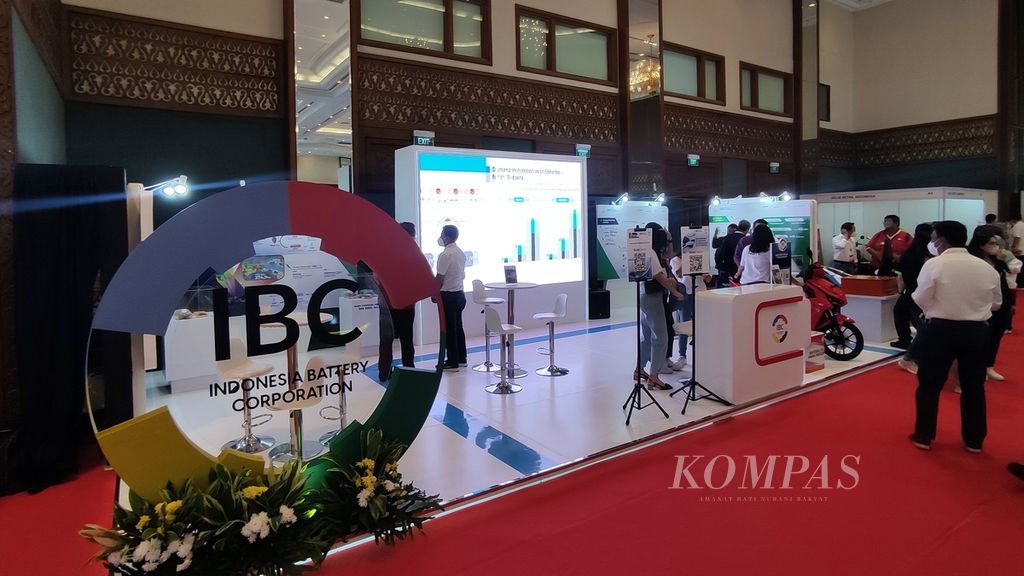Booth Indonesia Battery Corporation (IBC) pada Indonesia Electric Motor Show 2022, di Balai Sidang Jakarta, Rabu (28/9/2022). Pameran tersebut menjadi ajang memamerkan industri kendaraan listrik serta komponen pendukungnya.