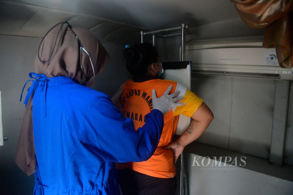 Petugas kesehatan mengarahkan tubuh narapidana untuk proses rontgen paru mereka untuk pemeriksaan TBC di Lembaga Pemasyarakatan Wanita Bulu, Kota Semarang, Jawa Tengah, Jumat (25/3/2022). Pemeriksaan bagi seluruh narapidana ini dilakukan untuk mencegah dan mengendalikan penyakit menular, seperti TBC, di dalam lingkungan LP. 