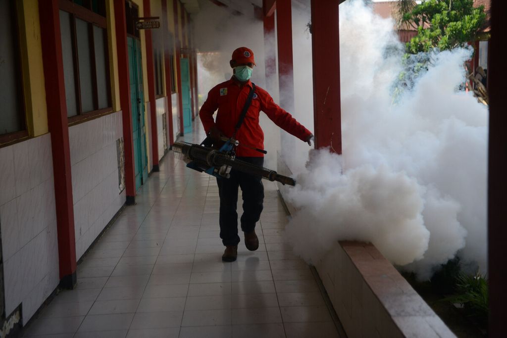 Petugas Dinas Kesehatan Boyolali melakukan pengasapan untuk membasmi nyamuk demam berdarah di SMP Negeri 3 Mojosongo, Desa Kragilan, Kecamatan Mojosongo, Boyolali, Jawa Tengah, Selasa (21/1/2020). 