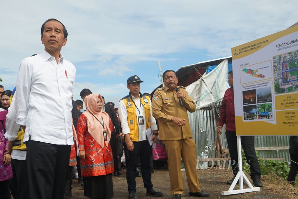 Presiden Joko Widodo melihat kondisi Pasar Purwodadi yang terletak di Kabupaten Bengkulu Utara, Bengkulu, Jumat (21/7/2023). 