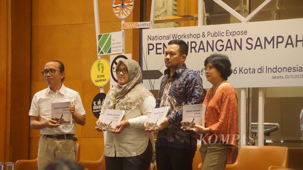 Peluncuran hasil riset berjudul ”Potret Sampah Enam Kota: Medan, Samarinda, Makassar, Denpasar, Surabaya, dan DKI Jakarta” dalam <i>workshop</i> di Jakarta, Rabu (22/11/2023).