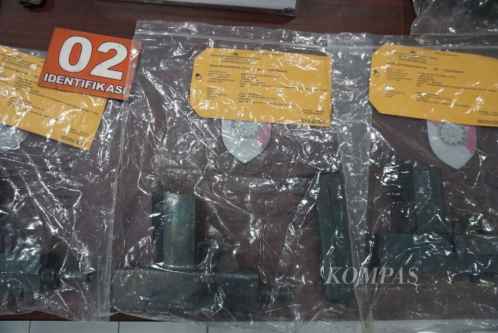 Beberapa senjata api semiotomatis jenis UZI dipajang dalam konferensi pers kasus penyelundupan senjata dari Filipina, Jumat (20/5/2022), di Markas Polda Sulawesi Utara, Manado. Kepolisian menangkap dua pelaku, yaitu OM (18) dan FM (22).