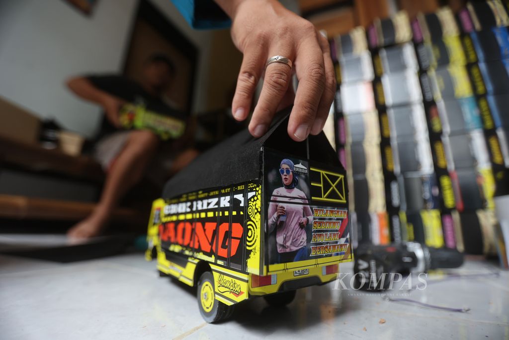 Mainan miniatur truk dengan desain bertema Borobudur Marathon yang dibuat di tempat usaha kerajinan Laser, Kelurahan Jurangombo Selatan, Magelang Selatan, Kota Magelang, Jawa Tengah, Selasa (18/10/2022). 