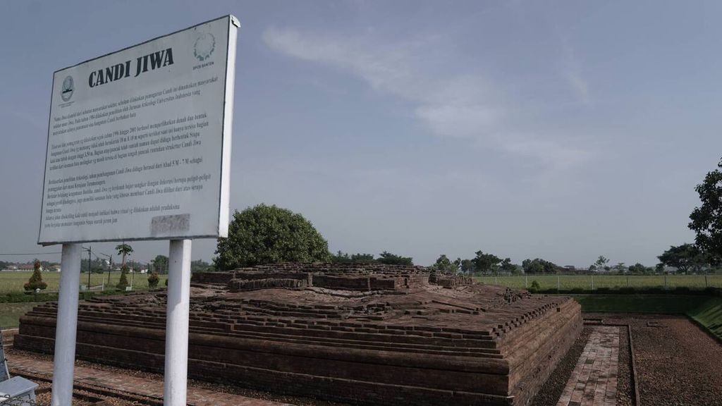 Situs Candi Jiwa di Desa Segaran, Kecamatan Batujaya, Karawang, Jawa Barat, Kamis (14/5/2020). Candi ini berukuran 19 meter x 19 meter dan tinggi 4,7 meter di atas permukaan sawah sekitarnya. Bangunan bata itu berbentuk bujur sangkar, tidak memiliki tangga naik, dan pintu masuk. Dinding bangunan mempunyai profil yang berbentuk pelipit rata (patta), pelipit penyangga (uttara), dan pelipit setengah lingkaran (kumuda). Kompleks percandian di Batujaya adalah bukti kemegahan sisa peradaban manusia masa lalu di wilayah pantai utara Jawa Barat, yang masih tersisa. Menapaki setiap sudutnya membawa kita berimajinasi kembali ke zaman itu. Kompleks percandian di Batujaya merupakan yang terluas di Jawa Barat dan tertua di Indonesia. Letaknya sekitar 40 kilometer sebelah barat Kota Karawang.