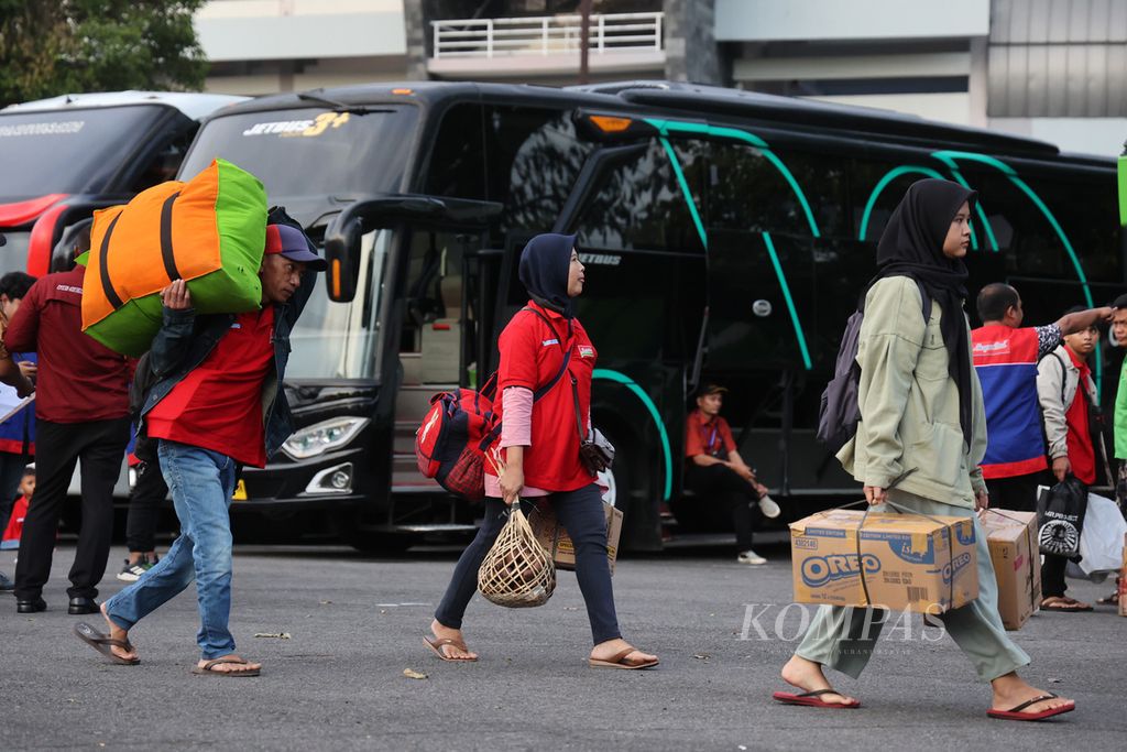 Pengusaha warung makan Indomie bersiap melakukan perjalanan mudik ke kampung halaman dalam acara mudik bareng di halaman Stadion Mandala Krida, Yogyakarta, Senin (17/4/2023).