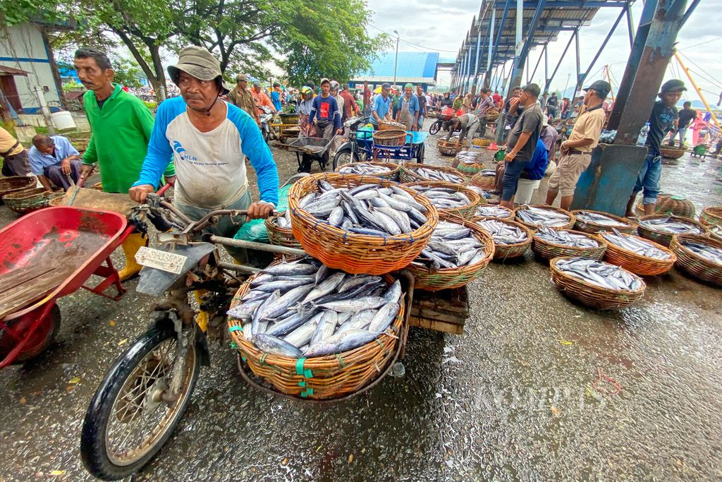 Ikan hasil tangkapan nelayan di Pelabuhan Perikanan Samudera Lampulo, Kota Banda Aceh, diangkut untuk dijual kembali, Minggu (3/12/2023). Ikan dari Aceh juga diekspor ke Singapura, Jepang, China, dan Arab Saudi.