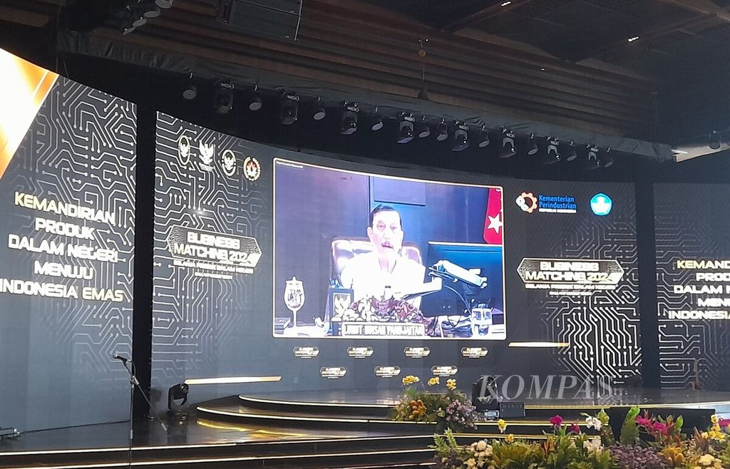 Menteri Koordinator Bidang Kemaritiman dan Investasi Luhut Binsar Pandjaitan memberikan sambutan secara daring dalam acara pembukaan Business Matching 2024 di Kota Denpasar, Bali, Selasa (5/3/2024).