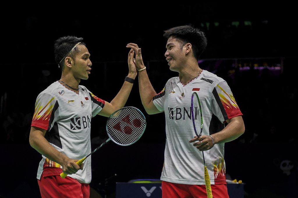 Indonesian men's doubles, Fajar Alfian/Daniel Marthin, celebrated after defeating South Korea's doubles team, Ki Dong Ju/Kim Won Ho, in the quarterfinals of the 2024 Thomas Cup in Chengdu, China, on Friday (3/5/2024). Fajar/Daniel's victory was crucial in securing Indonesia's spot in the semifinals.