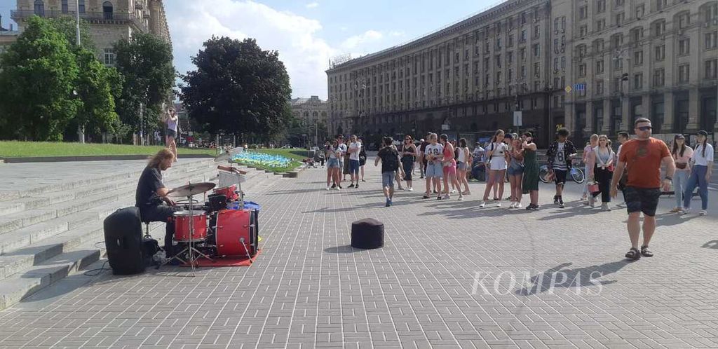 Singers play drums at Maidan Plaza, Kyiv, Ukraine, Sunday (12/6/2022).