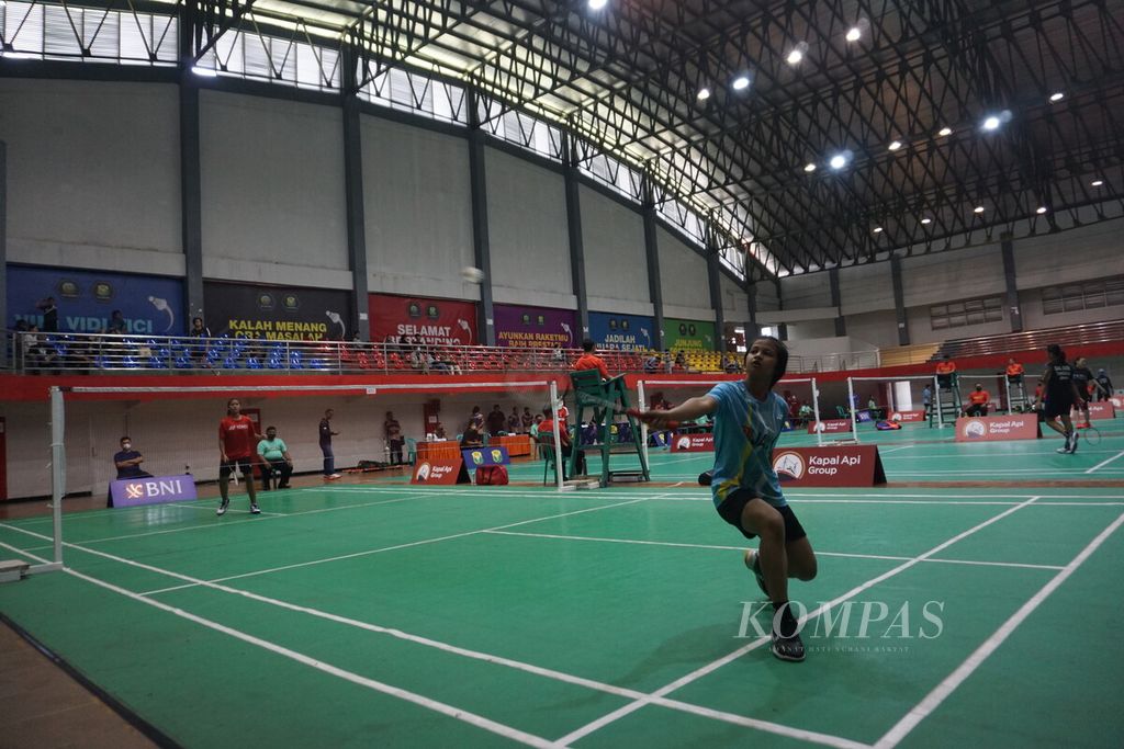 Para atlet muda bertanding di BNI Sirkuit Nasional A di Gedung Serba Guna GOR Satria di Purwokerto, Banyumas, Jawa Tengah, Senin (3/10/2022). 