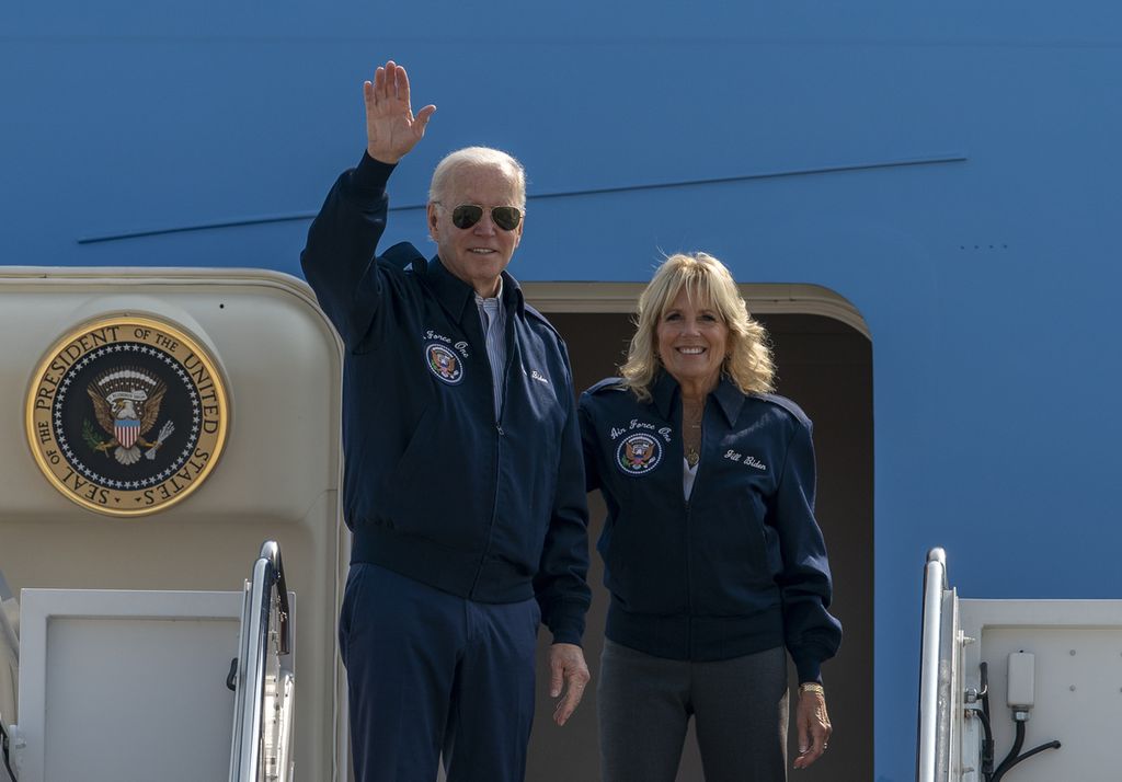 Presiden AS Joe Biden melambaikan tangan, didampingi Ibu Negara Jill Biden, saat akan memasuki pesawat kepresidenan Air Force One sebelum lepas landas dari Pangkalan Angkatan Udara AS Andrews, AS, Sabtu (17/9/2022).