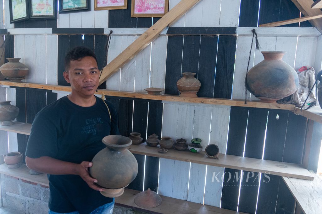 Herlin ditemui di Galeri Pomandu miliknya di Baubau, Sulawesi Tenggara, Kamis (26/5/2022).