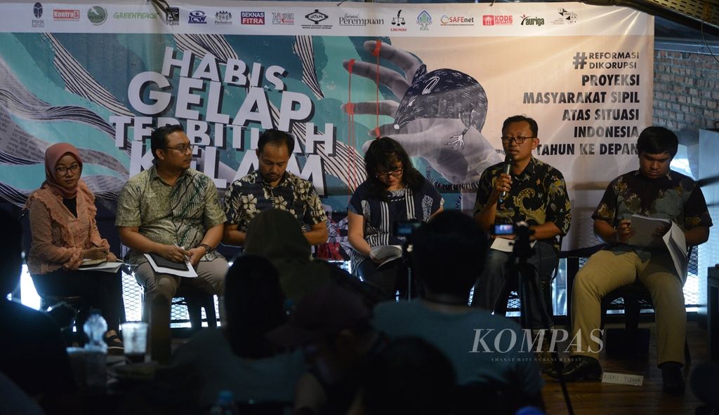 Koalisi Masyarakat Sipil menggelar pekan proyek masyarakat sipil bertajuk "Habis Gelap Terbitlah Kelam" di Jakarta, Senin (14/10/2019). 