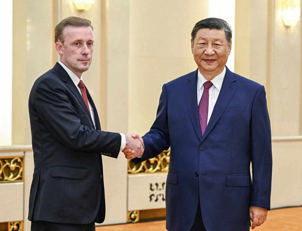 Foto yang dirilis kantor berita Xinhua menunjukkan Presiden China Xi Jinping (kanan) bertemu Penasihat Keamanan Nasional Gedung Putih Jake Sullivan di Balai Besar Rakyat di Beijing, China, 29 Agustus 2024. 