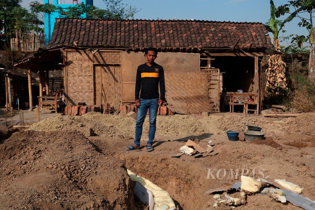 Rudi Hartono, pemilik lahan dan penemu fosil gading gajah purba stegodon sepanjang 325 sentimeter di Desa Ngebung, Kecamatan Kalijambe, Kabupaten Sragen, Jawa Tengah, Rabu (2/8/2023). 