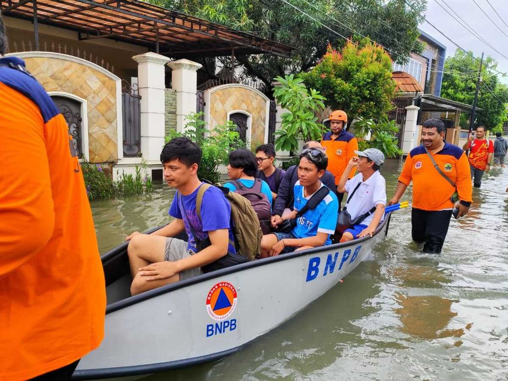 Tim BPBD mengevakuasi warga korban banjir dengan perahu di Kota Semarang, Jawa Tengah, Kamis (14/3/2024).