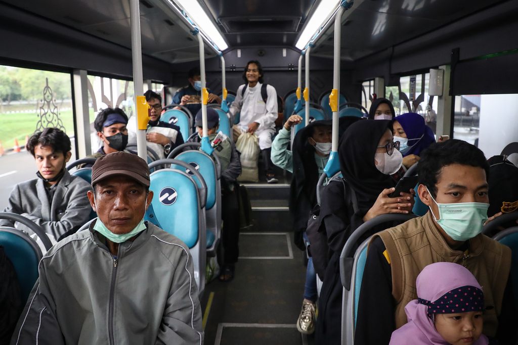 Indonesian citizens from Sudan on a bus at Soekarno-Hatta International Airport, Tangerang, Banten, Friday (28/4/2023). A total of 385 Indonesian citizens arrived in Indonesia after being evacuated from Sudan due to the armed conflict that occurred in that country.