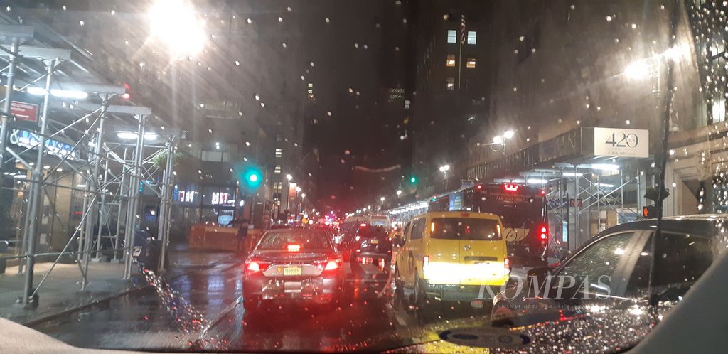 Kemacetan di salah satu ruas jalan di kawasan Manhattan, New York, Amerika Serikat, Minggu (18/9/2023).
