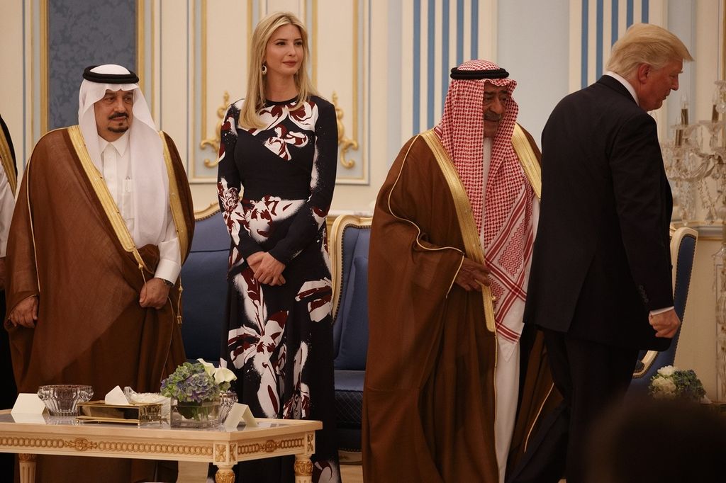 Ivanka Trump (kedua dari kiri) menyaksikan ayahnya, Presiden Donald Trump, dalam upacara penyerahan penghargaan Medali Kehormatan Kerajaan Arab Saudi di Istana Kerajaan, Riyadh, Arab Saudi, Sabtu (20/5).