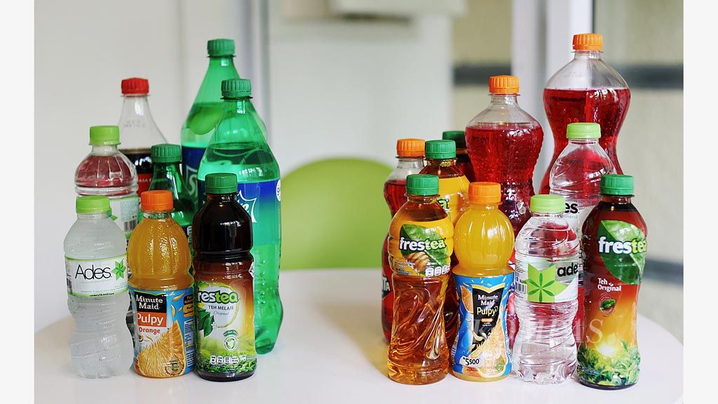 Perbandingan botol minuman ringan dulu (kiri) dan sekarang (kanan). Forum Lintas Asosiasi Industri Produsen dan Pengguna Plastik mencatat upaya pelaku usaha mengefisienkan penggunaan plastik kemasan. Dalam 10-15 tahun terakhir, industri mengurangi 40 persen berat kemasan plastik.  