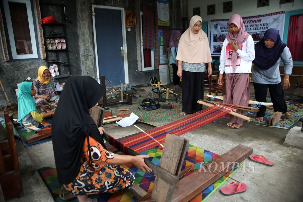 Suasana belajar tenun di Sekolah Tenun Kelompok Nina Penenun di Desa Pringgasela Selatan, Kecamatan Pringgasela, Kabupaten Lombok Timur, Nusa Tenggara Barat, Minggu (17/12/2023). 
