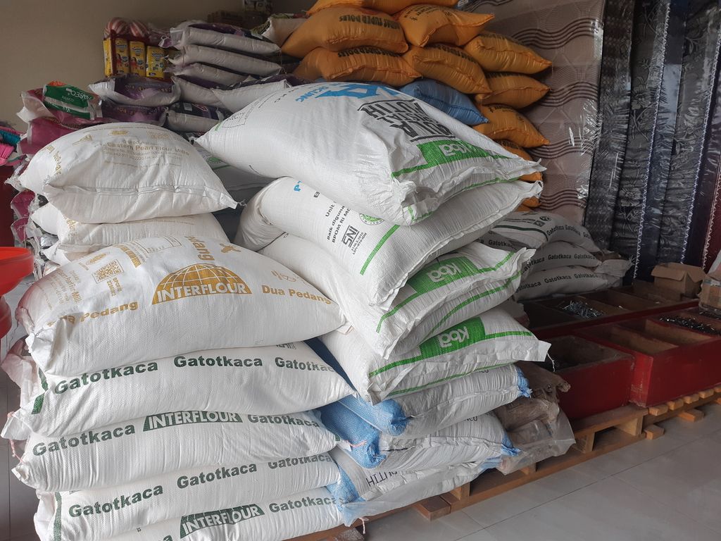 Bahan kebutuhan pokok seperti tepung terigu, beras, dan gula pasir di salah satu toko di Pulau Wetar, Kabupaten Maluku Barat Daya, Provinsi Maluku pada Rabu (10/8/2022). Harga beras medium di daerah itu mencapai Rp 18.000.