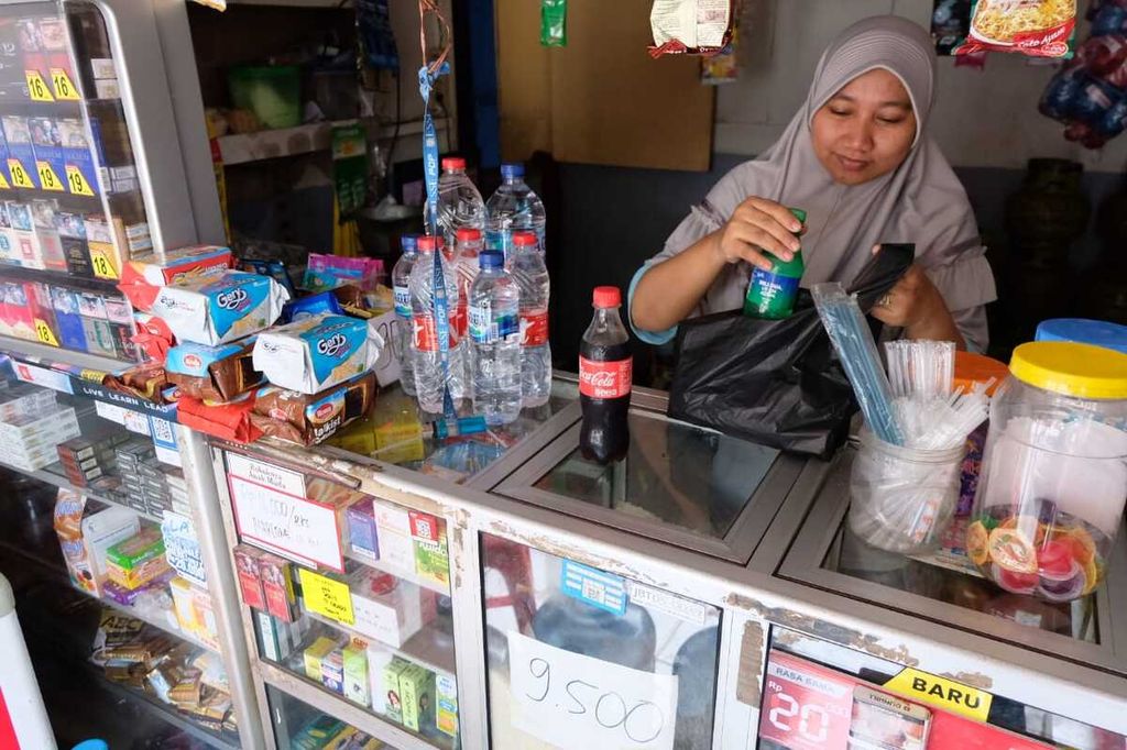 Seorang pedagang menjual minuman berpemanis di Jakarta, Senin (9/3/2020).
