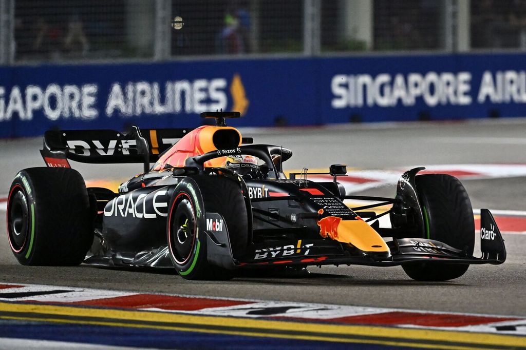 Pevalap tim Red Bull Racing Max Verstappen memacu mobilnya dalam ajang Formula 1 seri Singapura di Marina Bay Street Circuit, Singapura, Minggu (2/10/2022). Verstappen finis pada posisi ketujuh pada lomba itu.