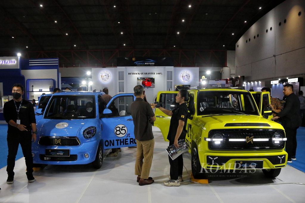 Pengunjung melihat mobil listrik yang dipamerkan pada Periklindo Electric Vehicle Show 2023 di JIExpo Kemayoran, Jakarta, Jumat (19/5/2023).