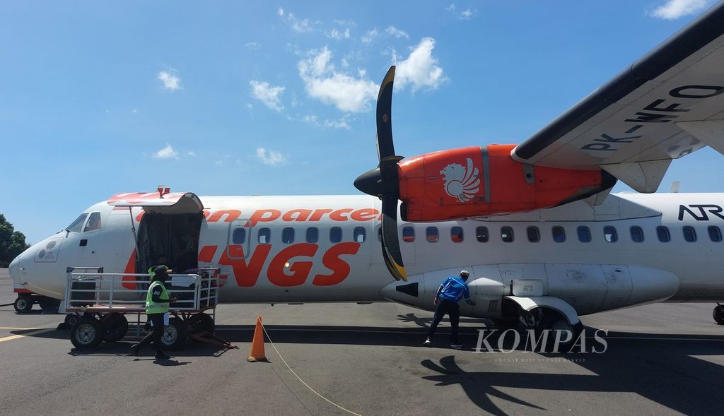 Pesawat ATR 72-500 yang dioperasikan maskapai Wings Air berada di Bandara Frans Seda, Maumere, Kabupaten Sikka, Nusa Tenggara Timur, Senin (13/5/2024). 