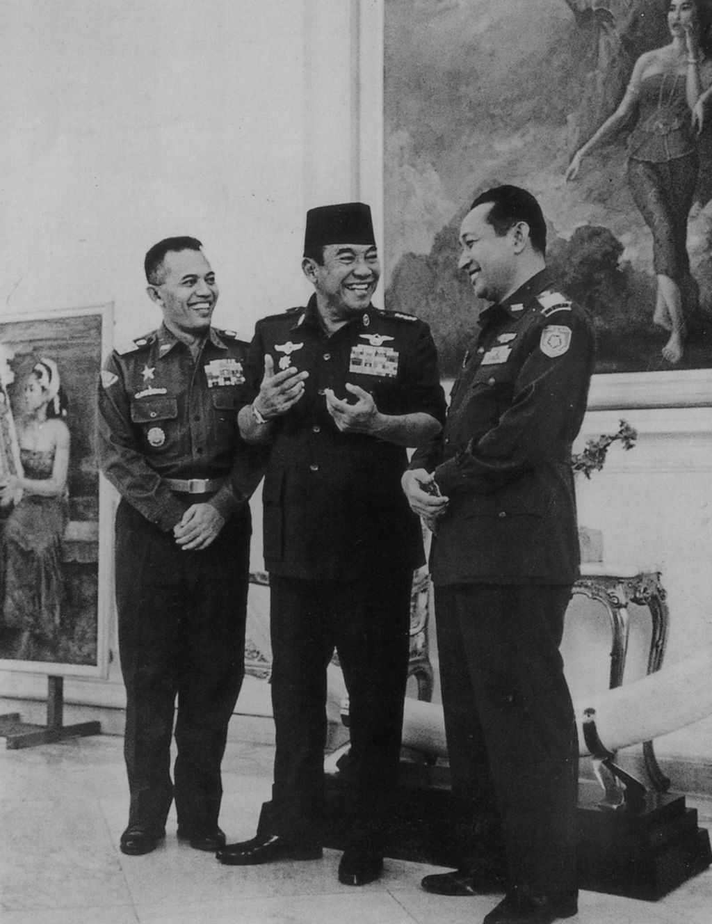 Presiden Soekarno diapit dua jenderal Angkatan Darat, AH Nasution (kiri) dan Soeharto, di Istana Merdeka, Jakarta, tahun 1966.