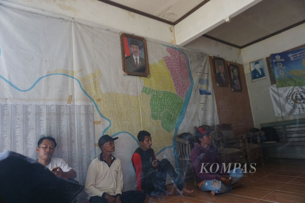 Para petani sedang berkumpul di Desa Bulupayung, Kecamatan Patimuan, Kabupaten Cilacap, Jawa Tengah, Selasa (9/1/2024). 