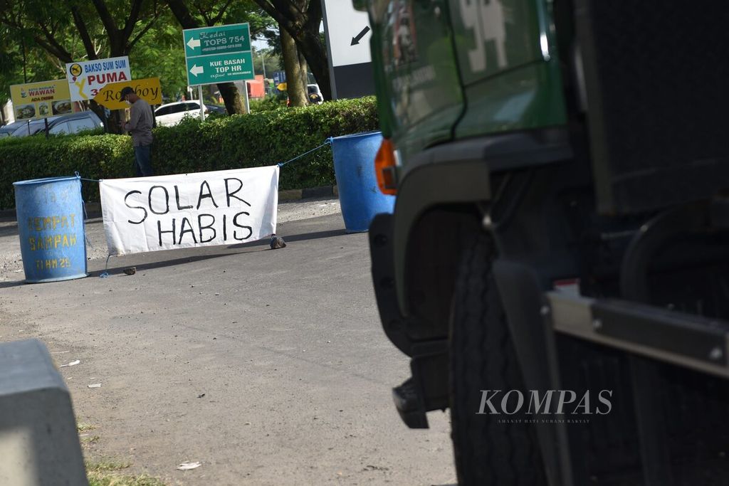 Solar habis di SPBU <i>rest area</i> Km 754 Jalan Tol Surabaya-Gempol, Kabupaten Sidoarjo, Jawa Timur, Selasa (5/4/2022). 