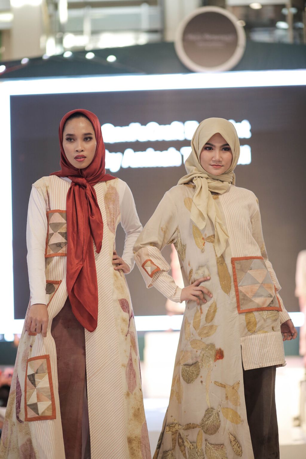 Karya-karya Aminah Tri Astuti diperagakan saat Ecoprint Fashion Week 2022 di Jakarta, Kamis (7/4/2022).