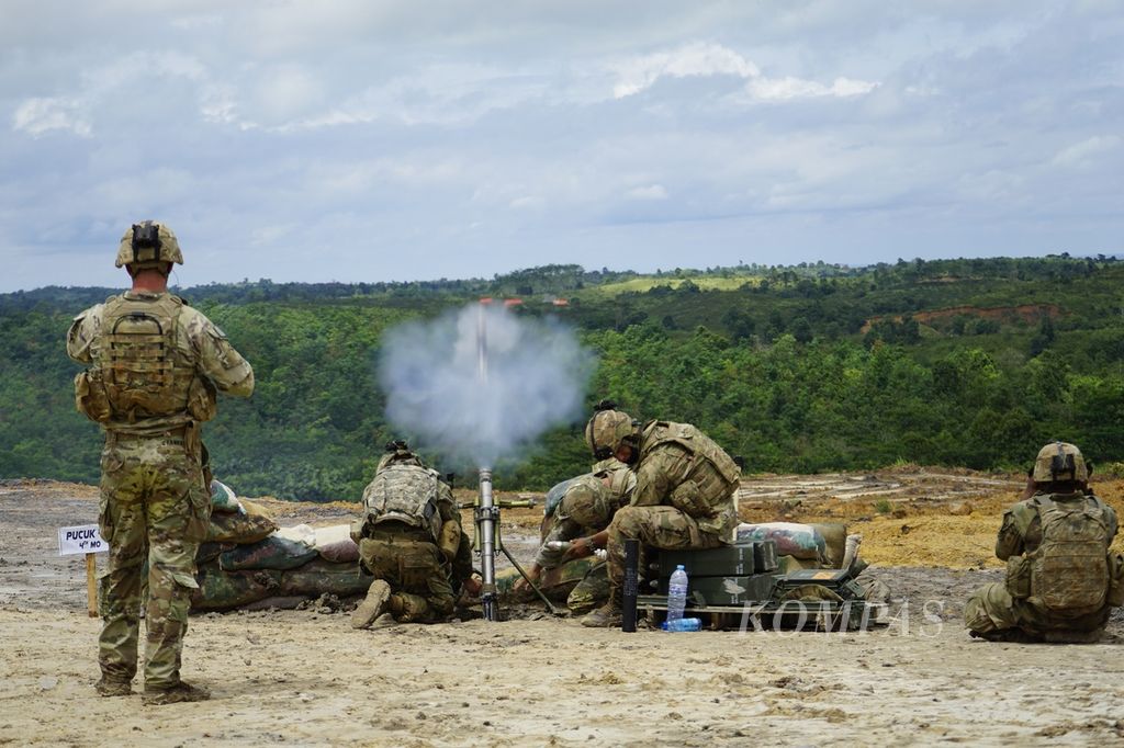 Prajurit Angkatan Darat AS menembakkan rudal dalam Garuda Shield 15, latihan gabungan TNI AD dan tentara AS, di Pusat Latihan Tempur Amborawang, Kecamatan Samboja, Kutai Kartanegara, Kalimantan Timur, 12 Agustus 2021. 