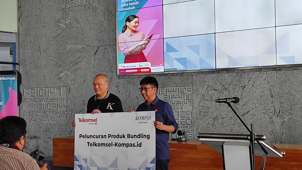 Peluncuran kerja sama Telkomsel dengan Harian Kompas/Kompas.id, 5 Desember 2022, di Jakarta. Kerja sama ini berwujud paket <i>bundling</i> kuota data dan akses ke konten yang dimiliki oleh Harian Kompas/Kompas.id. Dalam foto, tampak CEO Kompas Gramedia Lilik Oetama (kiri) dan CEO Telkomsel Hendri Mulya Syam.