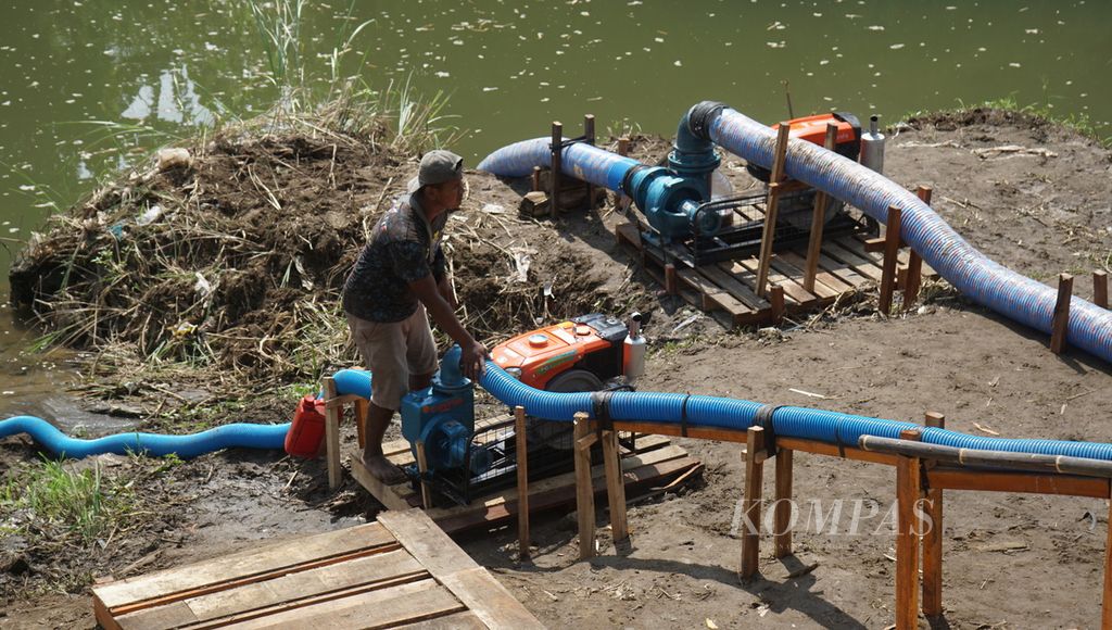 Petani menyalakan mesin pompa air bantuan pemerintah untuk pengairan sawah yang diberikan oleh Presiden Joko Widodo di Desa Krendowahono, Kecamatan Gondangsari, Kabupaten Karanganyar, Jawa Tengah, 19 Juni 2024.