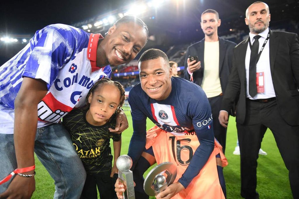 Penyerang Paris Saint-Germain, Kylian Mbappe (kanan), berpose dengan trofi juara Liga Perancis musim 2022-2023 di Stadion Parc des Princes, Paris, pada 4 Juni 2023. 