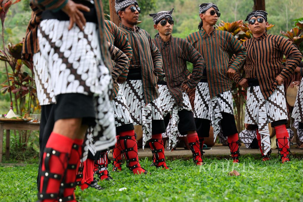 Kelompok tari Gatholoco yang kembali dihidupkan sebagai ruang ekspresi berkesenian warga di Punthuk Kendil, Desa Giritengah, Kecamatan Borobudur, Kabupaten Magelang, Jawa Tengah, Minggu (4/12/2023). 