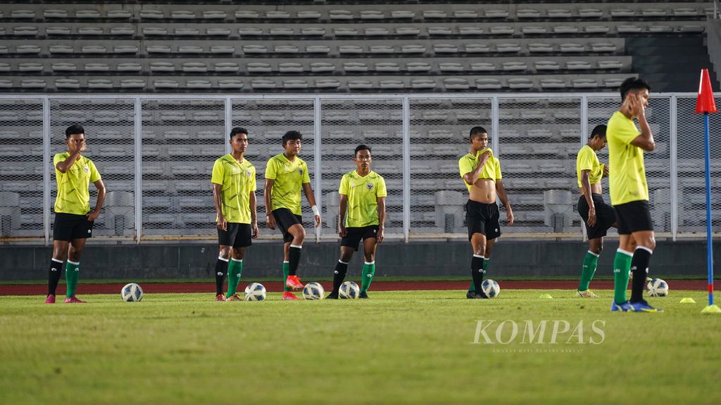 Skuad Tim Nasional U-19 saat sesi latihan di Stadion Madya Gelora Bung Karno, Jakarta, Selasa (21/6/2022). Timnas U-19 tengah mempersiapkan diri untuk Kejuaraan Piala AFF U-19 2022 di Indonesia pada awal Juli. 
