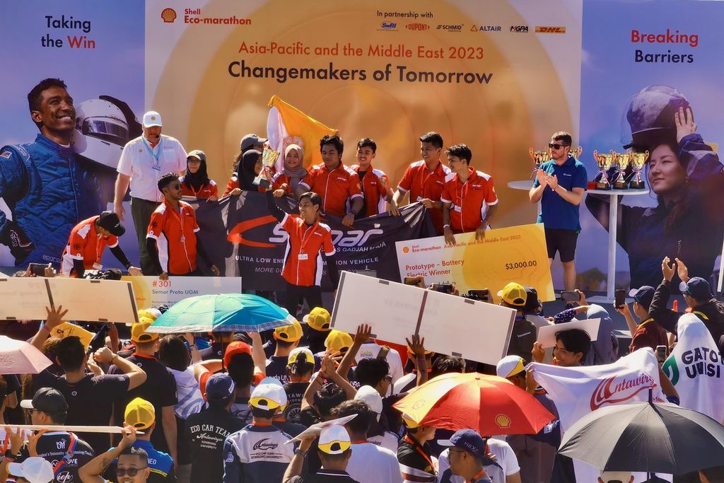 Tim Semar Proto Universitas Gadjah Mada, Yogyakarta, menerima piala sebagai juara pertama Shell Eco-Marathon Asia Pasifik dan Timur Tengah 2023 pada kategori prototipe kelas baterai listrik di Sirkuit Internasional Mandalika, Lombok Tengah, Nusa Tenggara Barat, Minggu (9/7/2023). Selain kategori prototipe, Tim Semar Urban UGM juga menjadi juara pertama pada kategori <i>urban concept</i> kelas bahan bakar hidrogen di kompetisi yang diikuti lebih dari 70 tim dari 13 negara di Asia Pasifik dan Timur Tengah tersebut.