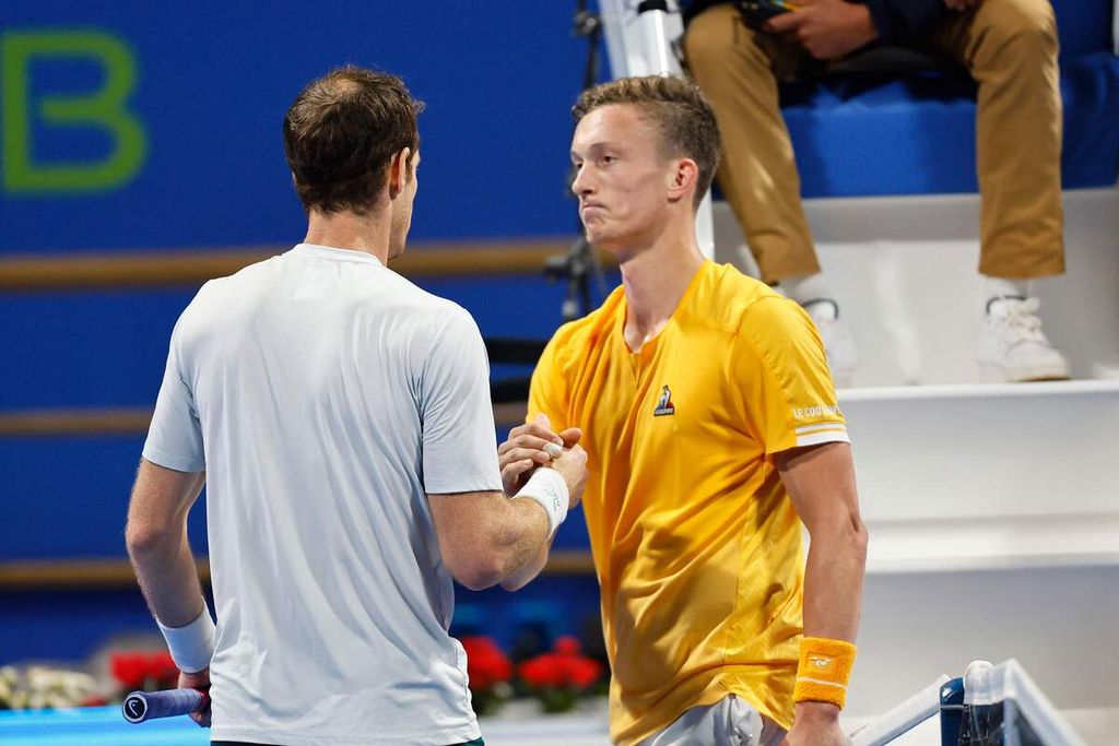 Petenis Inggris Andy Murray berjabat tangan dengan petenis Ceko Jiri Lehecka seusai pertandingan semifinal turnamen ATP 250 Doha, Qatar, Sabtu (25/2/2023) dini hari WIB. Murray menang dengan skor 6-0, 3-6, 7-6 (6). 