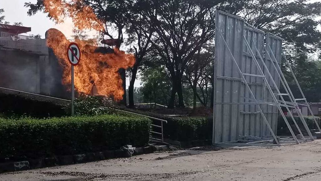 Pagar perisai spandex  dipasang di dekat semburan api di Rest Area Kilometer 86 Tol Cikopo-Palimanan, Kabupaten Subang, Jawa Barat, Kamis (27/4/2023). Pengelola tol memasang pagar itu untuk meminimalkan dampak semburan api.
