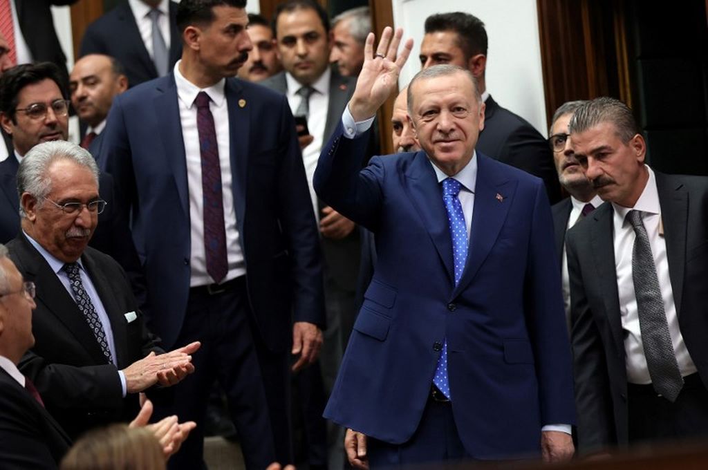Presiden Turki sekaligus pemimpin Partai AK, Recep Tayyip Erdogan, tampak melambaikan tangan dalam sebuah pertemuan di Ankara, 18 Mei 2022.  