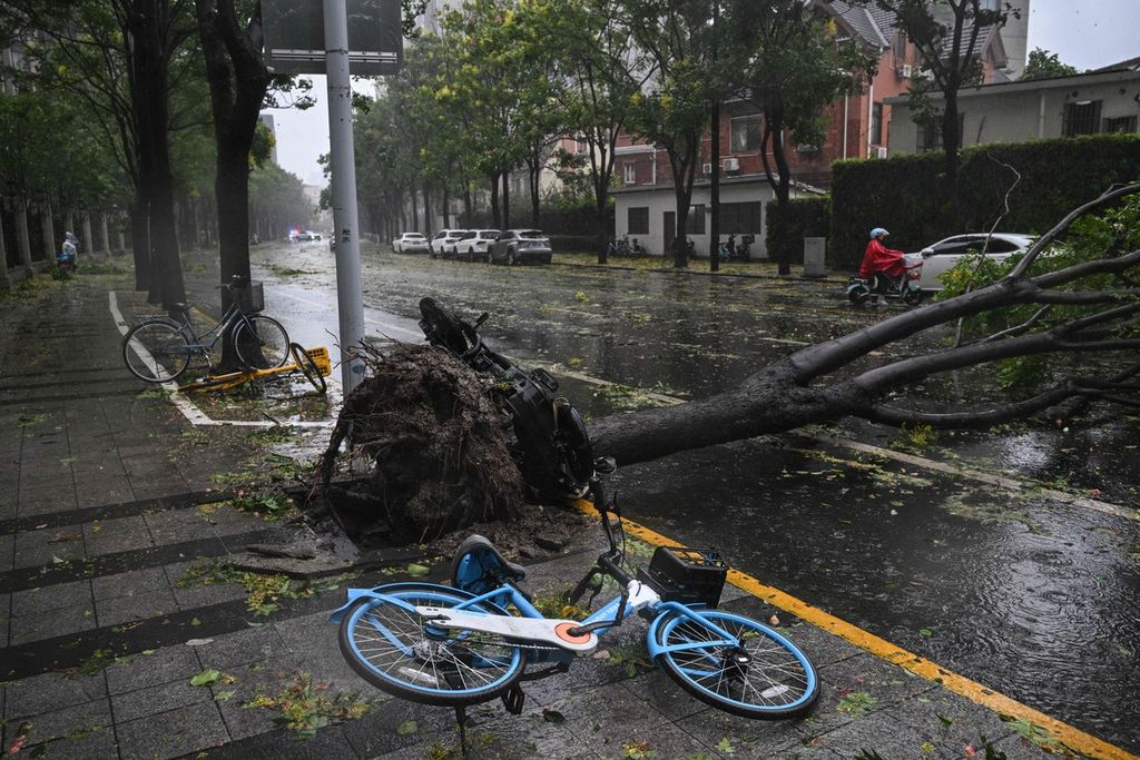 Dampak topan Bebinca di Shangai, China, pada Senin (16/9/2024).