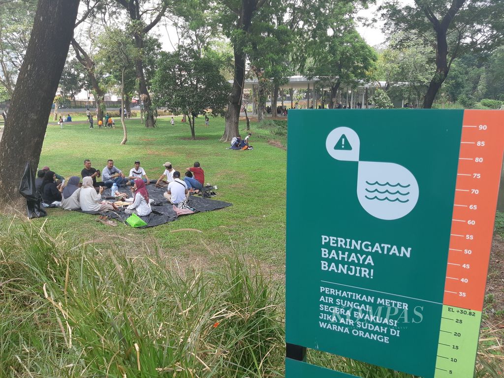 Sejumlah warga sedang menghabiskan waktu liburan di Tebet Eco Park di kawasan Tebet, Jakarta Selatan, Minggu (12/11/2023). 