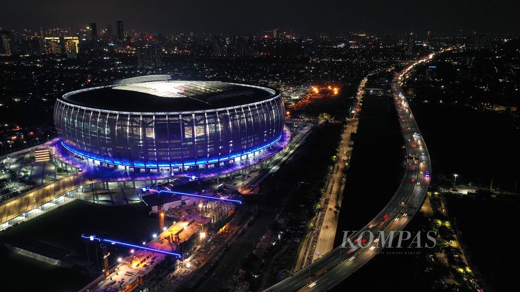 Foto udara lampu menyala memeriahkan peluncuran Jakarta International Stadium (JIS) di Kelurahan Papanggo, Tanjung Priok, Jakarta Utara, Minggu (24/7/2022). JIS yang berbentuk oval tersebut berkapasitas 82.000 penonton.  